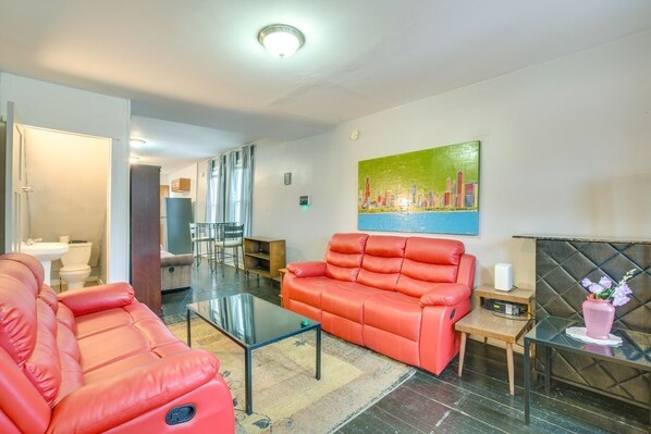 Smart TV - 2 Mi to Red Line: Chicago Home Near Sherman Park (Chicago)