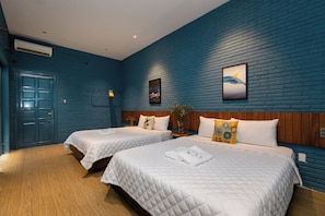 6 bedrooms, desk, iron/ironing board, WiFi
