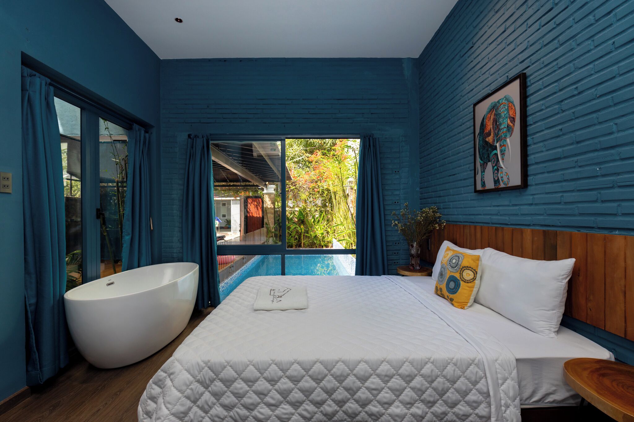 6 bedrooms, desk, iron/ironing board, WiFi