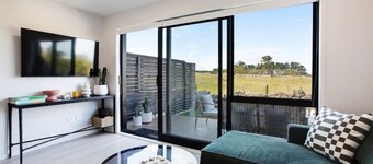 Modern Townhouse by Mangere Mountain near Airport