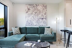 Smart TV - Modern Townhouse by Mangere Mountain near Airport (Auckland South)