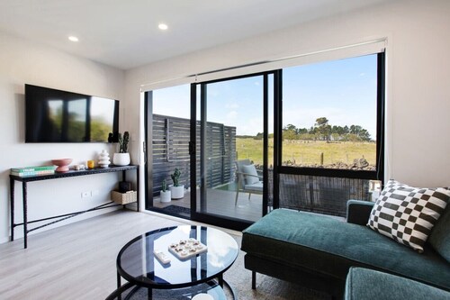 Modern Townhouse by Mangere Mountain near Airport