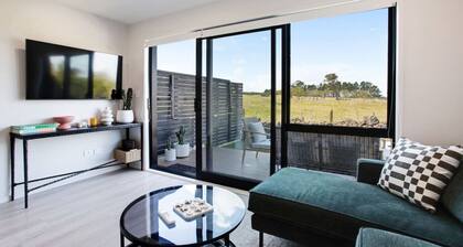 Modern Townhouse by Mangere Mountain near Airport