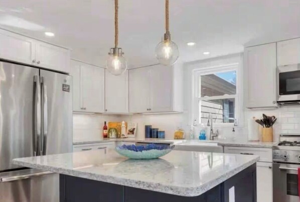 Een koelkast, een magnetron, een oven, een kookplaat