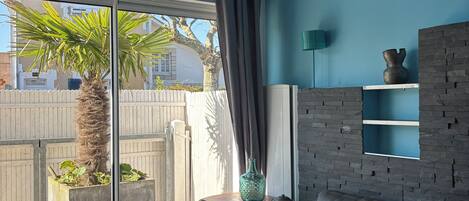 Smart TV, fireplace, video games, DVD player