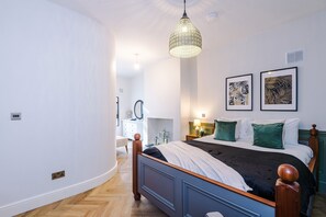 2 habitaciones, tabla de planchar con plancha y ropa de cama 