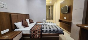 Individually furnished, desk, laptop workspace, blackout curtains