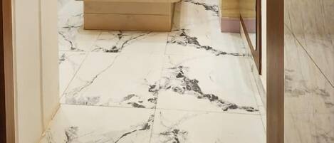 Muebles diferentes, escritorio y espacio para trabajar con laptop