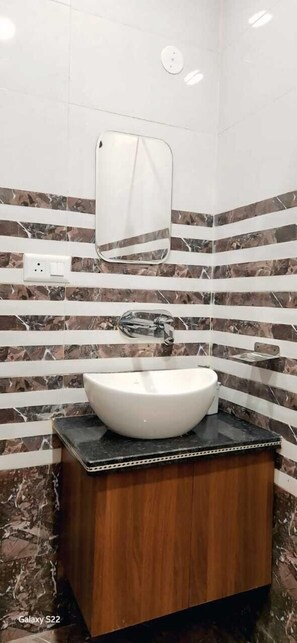 Deluxe Room | Bathroom | Shower, rainfall showerhead, towels, soap