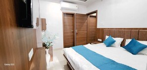 Deluxe Room | 1 bedroom, individually furnished, desk, laptop workspace