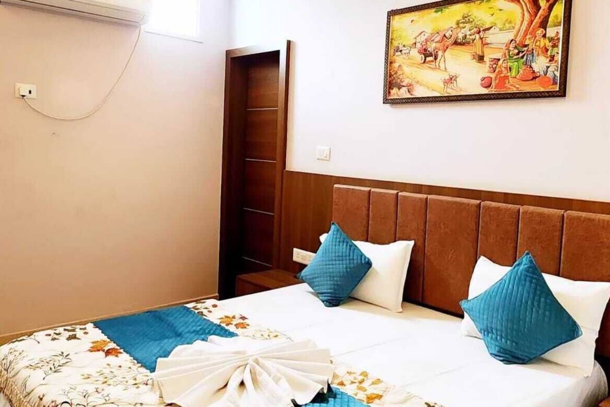 Deluxe Room | 1 bedroom, individually furnished, desk, laptop workspace