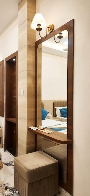 Individually furnished, desk, laptop workspace, blackout drapes - Shanti Residency (Varanasi)