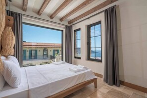 5 bedrooms, iron/ironing board, travel cot, free WiFi - A Lyric Retreat of Romance, Erato (Kaş)
