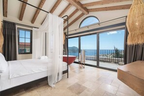 5 bedrooms, iron/ironing board, travel crib, free WiFi