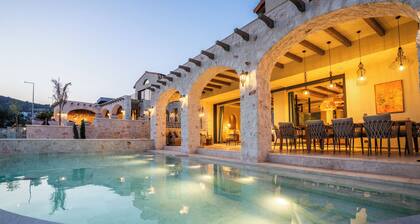 Thalia, A Joyful Serenity Unmasked