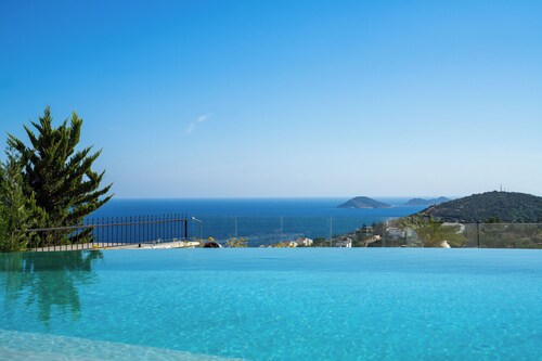 Thalia, A Joyful Serenity Unmasked