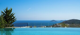 Thalia, A Joyful Serenity Unmasked