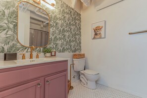 Shower, hair dryer, towels, soap - Downtown I Keyless Entry, Queen Bed, Free Parking (Fargo)