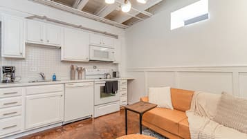 Réfrigérateur, four à micro-ondes, un four, surface de cuisson