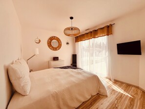 4 Schlafzimmer, Schreibtisch, Bügeleisen/Bügelbrett, Reisekinderbett