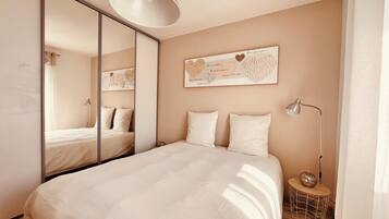 4 chambres, bureau, fer et planche Ă repasser, lit parapluie