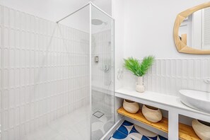 Douche, sèche-cheveux, serviettes fournies, savon