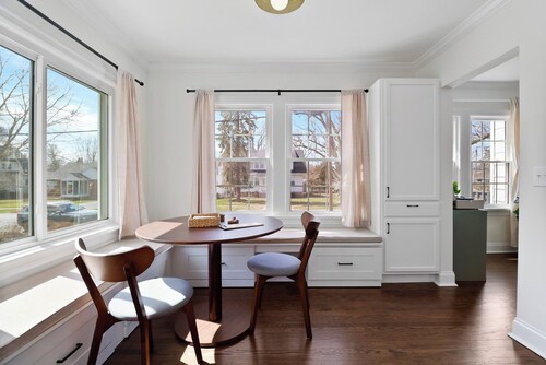 Downtown 2 BR Cottage w/ King Bed