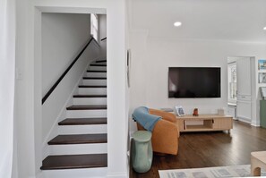 Smart TV - Downtown 2 BR Cottage w/ King Bed (Valparaiso)