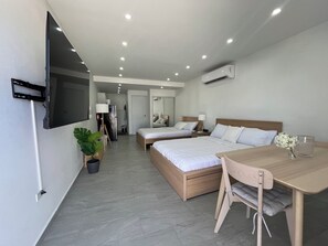 Apartamento Confort, cocina, junto a la piscina | Zona de estar | Una televisión