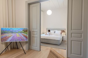 Tabla de planchar con plancha, wifi gratis y ropa de cama
