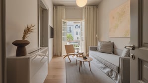 Suite – deluxe, balkong, byutsikt | Oppholdsområde