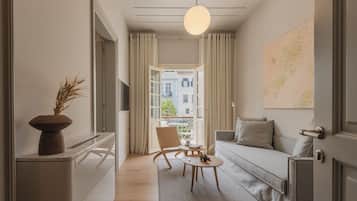 Deluxe Suite, Balcony, City View | Living area