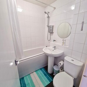 Serviettes fournies, savon, shampoing, papier toilette