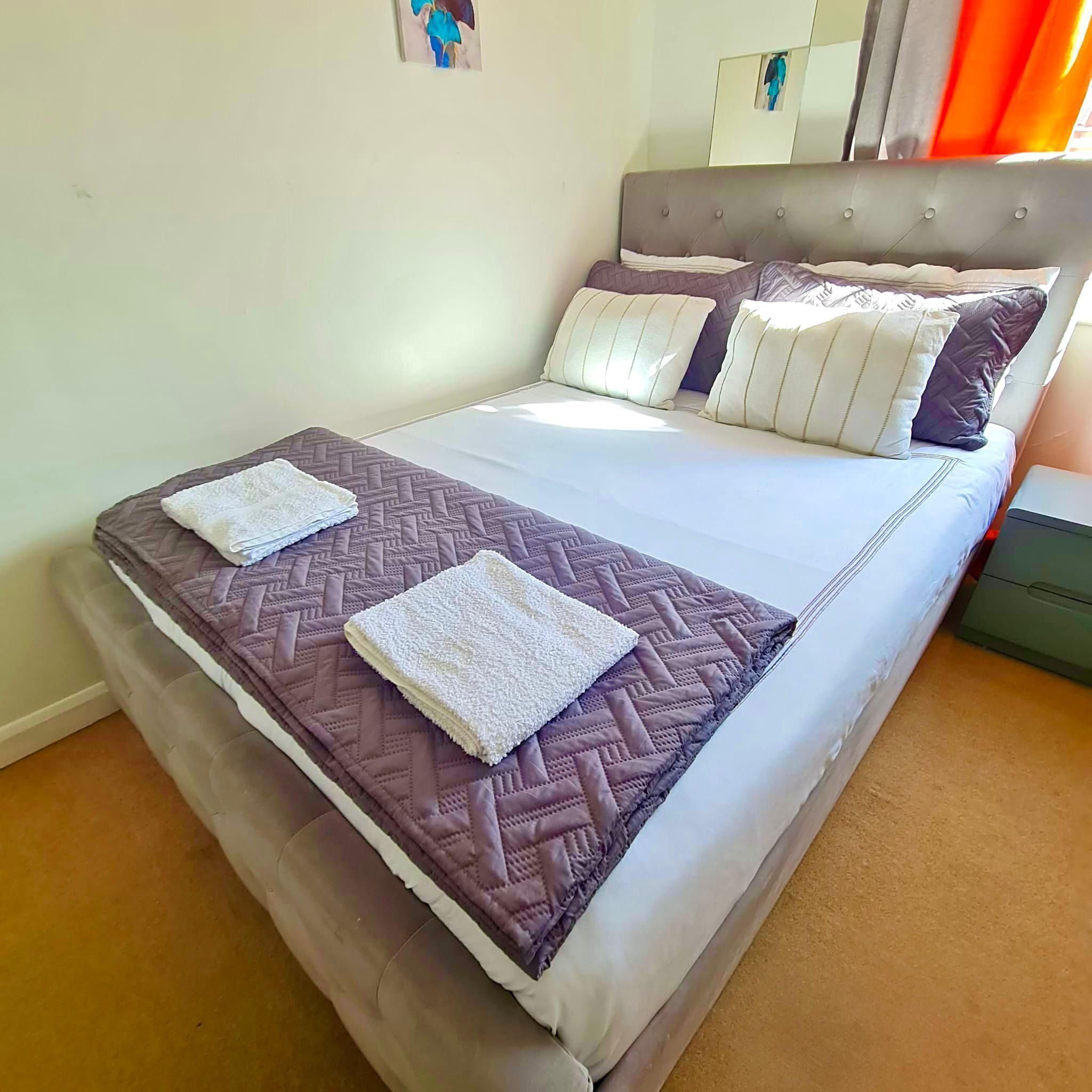 1 chambre, bureau, fer et planche à repasser, lit parapluie