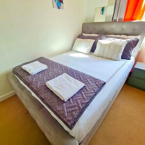 1 Schlafzimmer, Schreibtisch, Bügeleisen/Bügelbrett, Reisekinderbett