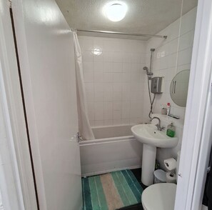 Toallas, jabón, papel de baño 