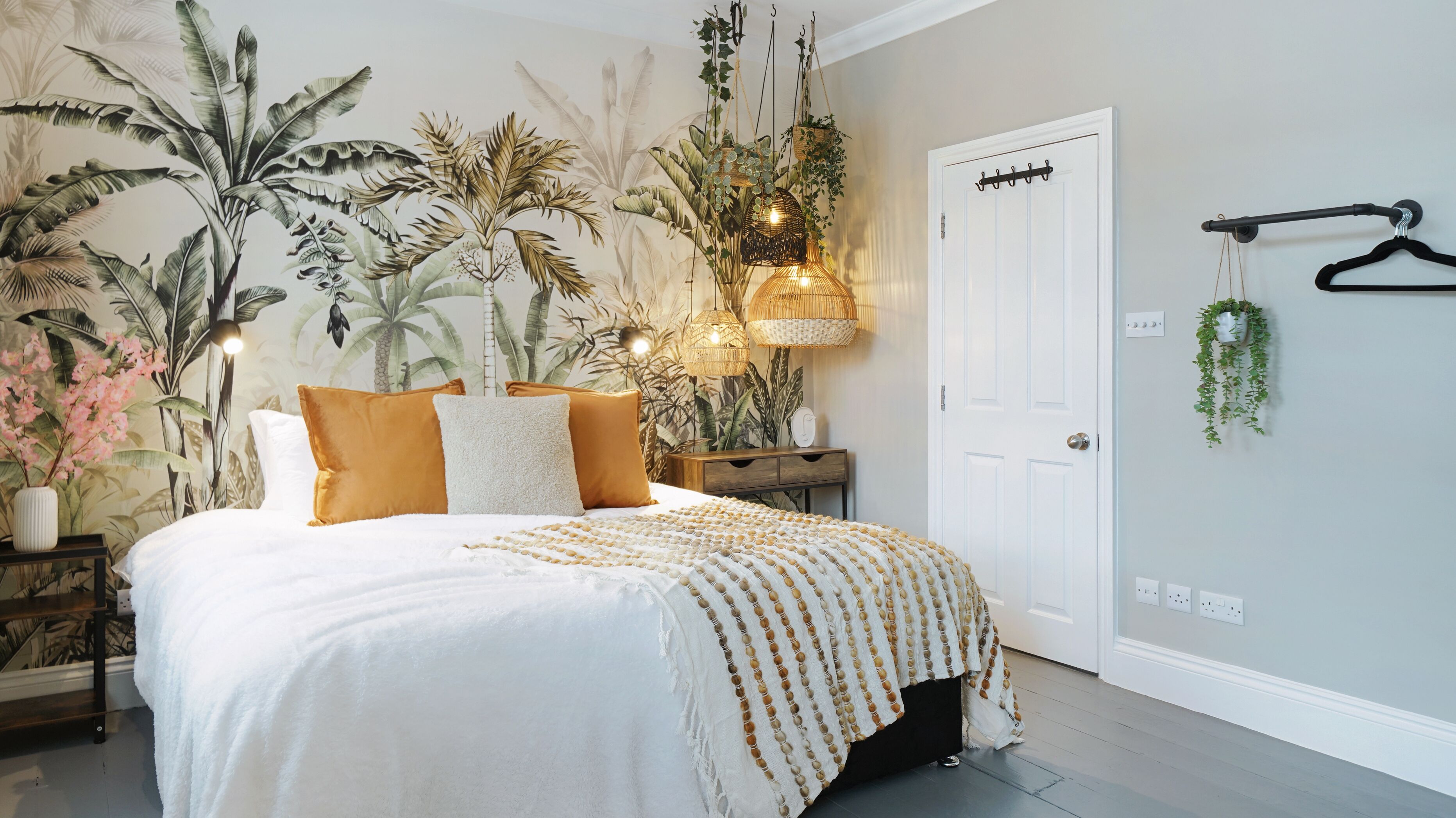 5 bedrooms, desk, iron/ironing board, travel crib