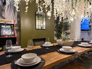 Dining - London Acton - hot tub, cinema & gaming room (London)