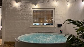 Interior - London Acton - hot tub, cinema & gaming room (London)