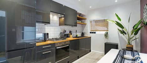 Kühlschrank, Mikrowelle, Ofen, Herdplatte