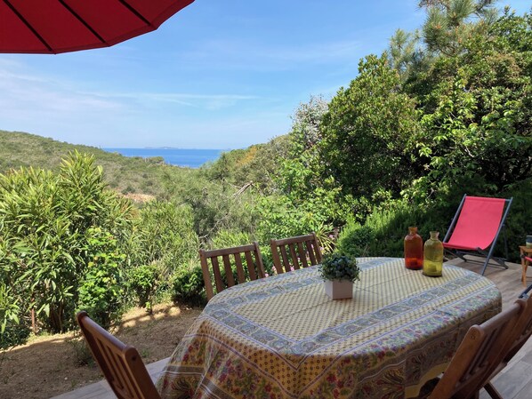 Outdoor dining - The sea the scrub the silence (Coti-Chiavari)