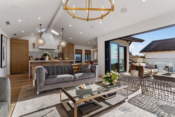 Televisión y chimenea 