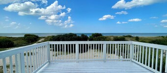 Beachfront 2 Bed/1 Bath Apartment with Amazing View!