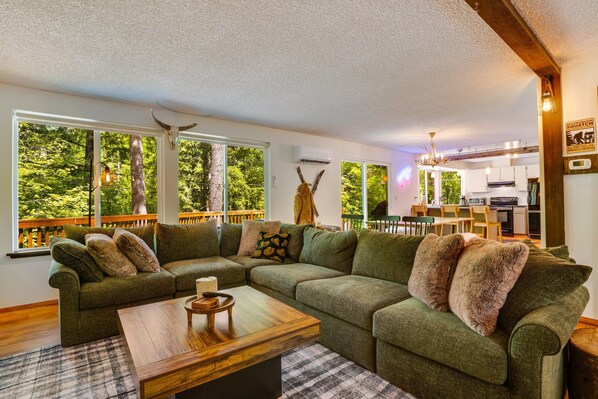 Una televisión, una chimenea, videojuegos, un reproductor de DVD