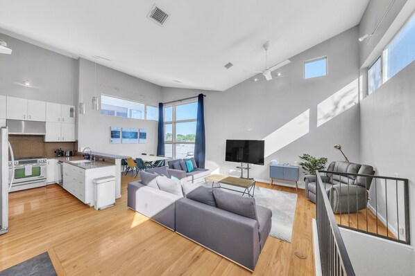 Smart TV, fireplace
