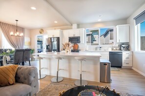 Fridge, microwave, oven, stovetop - Utopia Luxury Stay - Lynwood (Lynnwood)