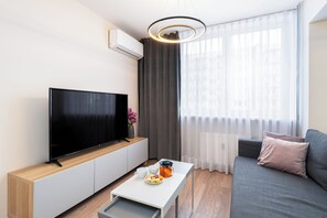 Comfort-Apartment, Balkon, Stadtblick | Wohnbereich