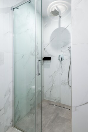Comfort appartement, balkon, uitzicht op stad | Badkamer | Een douche, een regendouche, gratis toiletartikelen, een haardroger