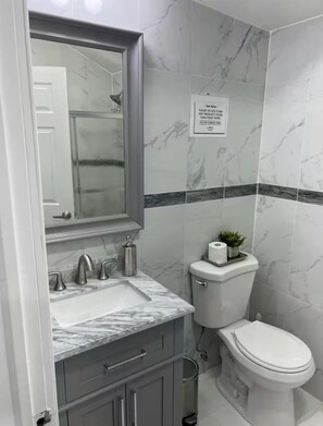 Douche, serviettes fournies, savon, papier toilette