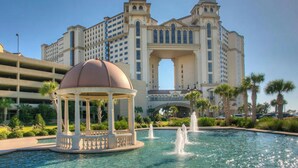 Un hotel con una gran fuente central, un pabellón y un arco distintivo.